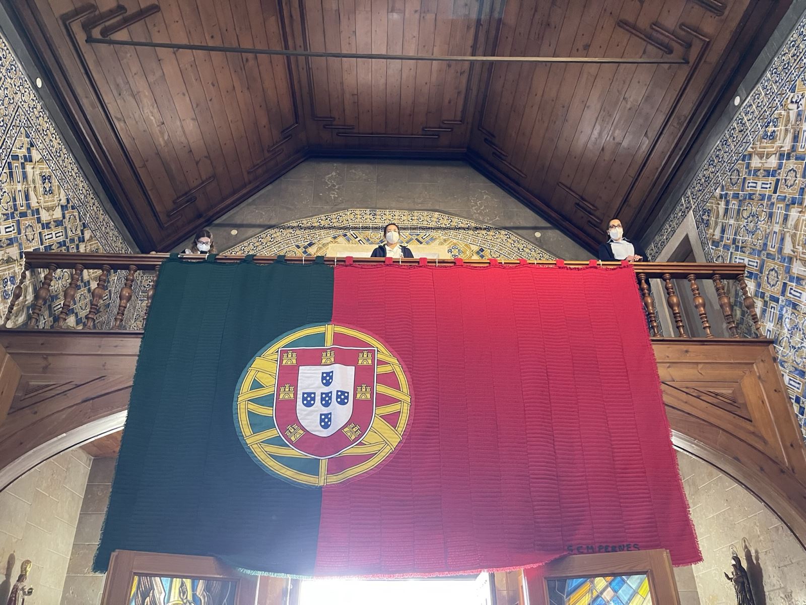 Pernes | Bandeira portuguesa para distinguir ministra