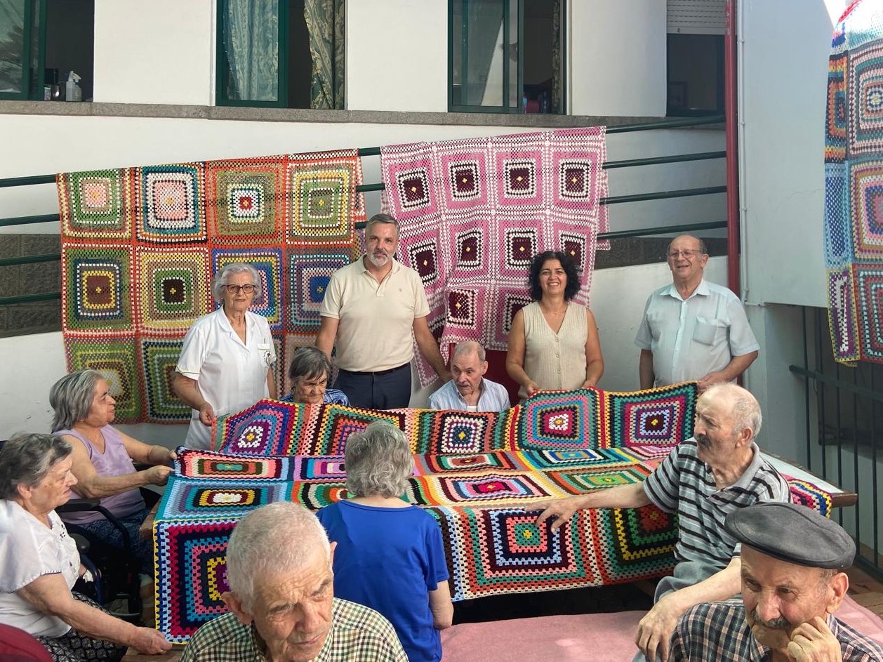 Monchique | 80 mantas de crochê para idosos