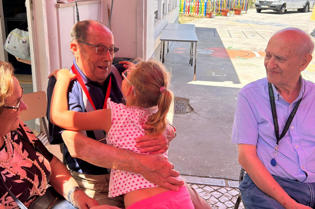 Alcobaça | Crianças e idosos trocam afetos por correspondência