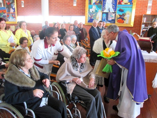 Águeda | Bispo de Aveiro recebido com flores e cânticos no lar de idosos