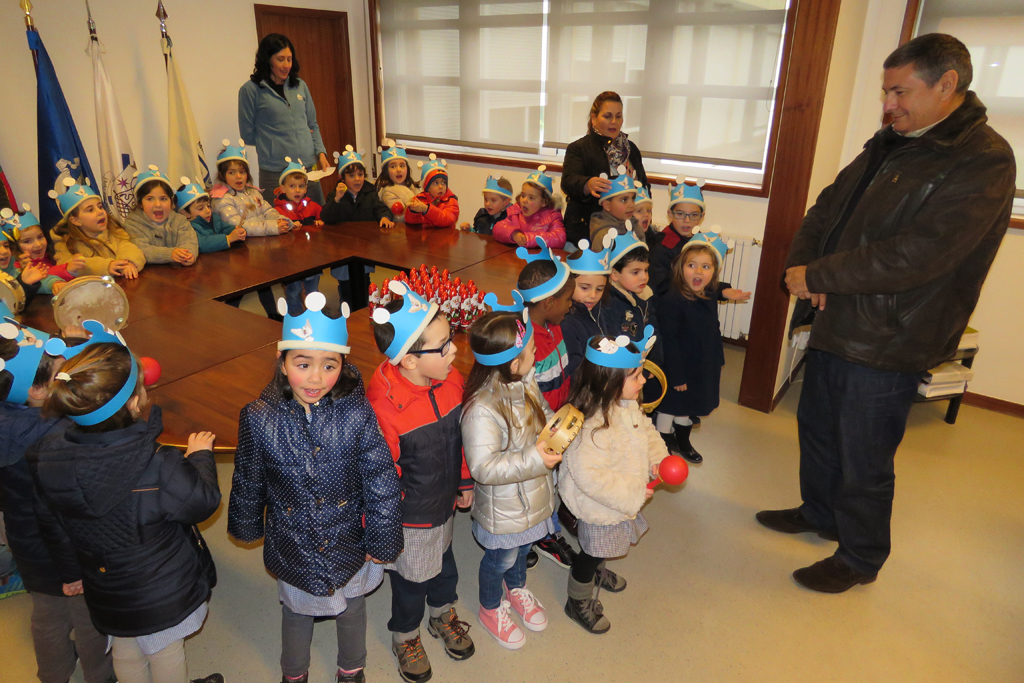 Tradição | Crianças do pré-escolar cantam os Reis pelas ruas de Boticas