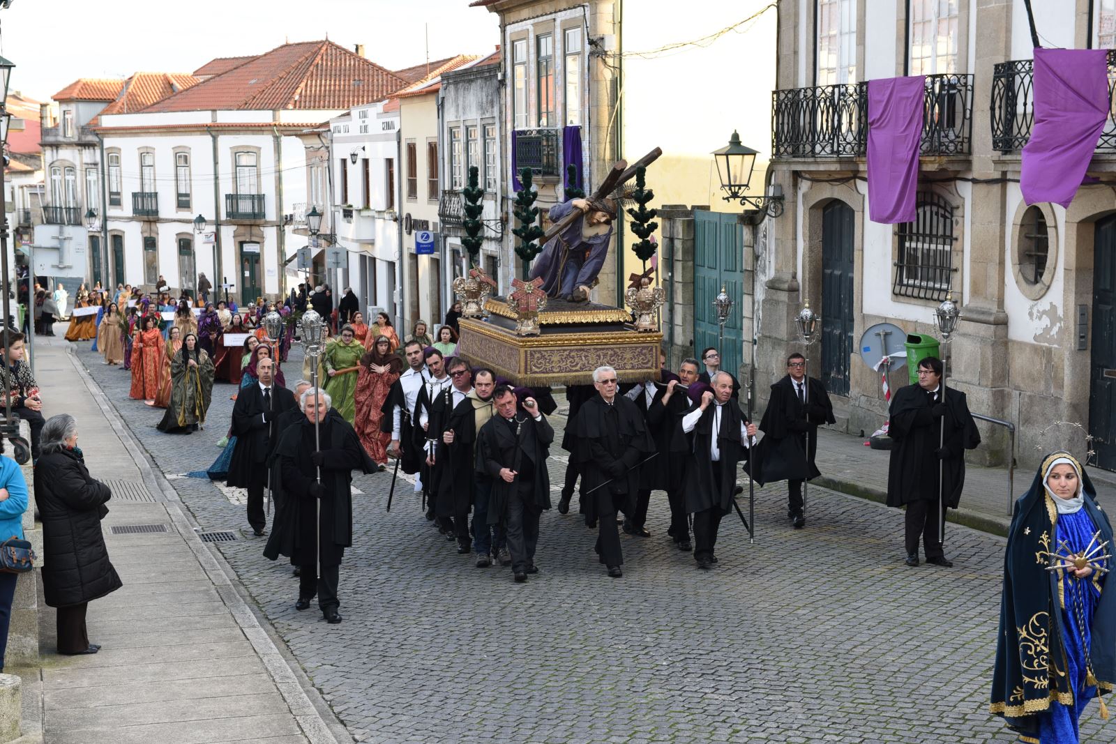 Vila do Conde | Centenas de pessoas assistem à  Procissão dos Passos 